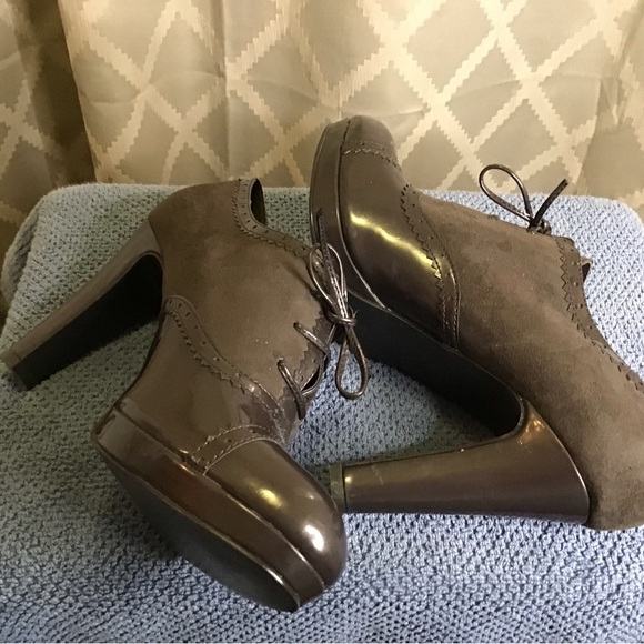 Tahari Wingtip Lace-Up Heels “AGENT” - Picture 2 of 11